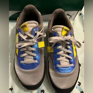 Woman’s Pumas Sneaker’s